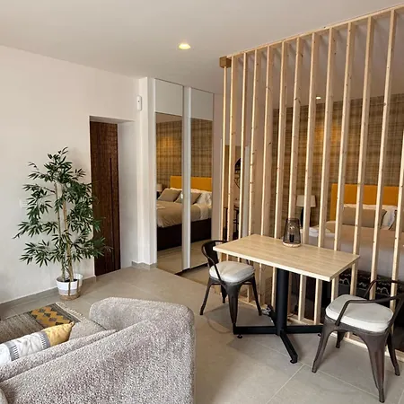 Apartmán Newly Renovated With Swimming Pool