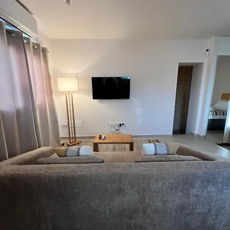 Newly Renovated With Swimming Pool Apartamento